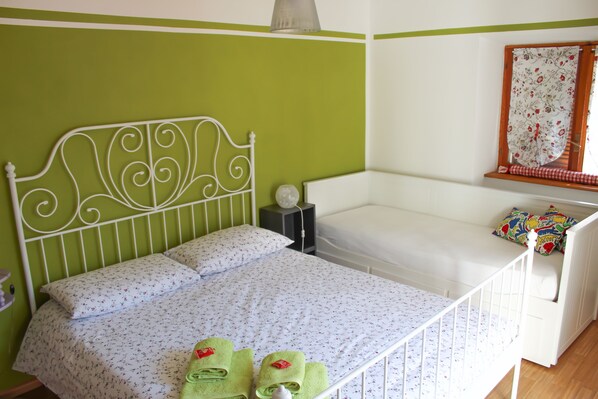 Habitación triple, vistas a la montaña | Escritorio, wifi gratis, ropa de cama