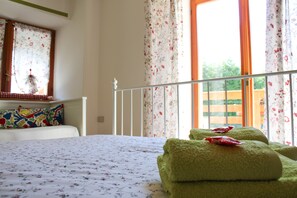 Habitación triple, vistas a la montaña | Escritorio, wifi gratis, ropa de cama