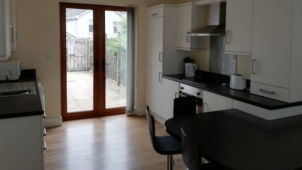 Familie huis | Verduisterende gordijnen, een strijkplank/strijkijzer, beddengoed