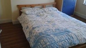 Familie huis | Verduisterende gordijnen, een strijkplank/strijkijzer, beddengoed