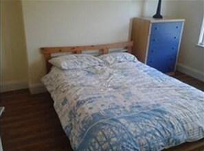 Casa familiar | Cortinas opacas, tabla de planchar con plancha, ropa de cama