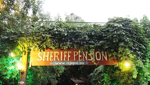 Una entrada cerrada con un cartel que dice 'Sheriff Pension' y una dirección web.