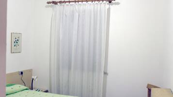 Familie appartement, 1 slaapkamer, terras, uitzicht op zee | Een strijkplank/strijkijzer, gratis wifi