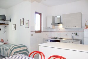 Refrigerador con freezer, placa de cocina, utensilios de cocina