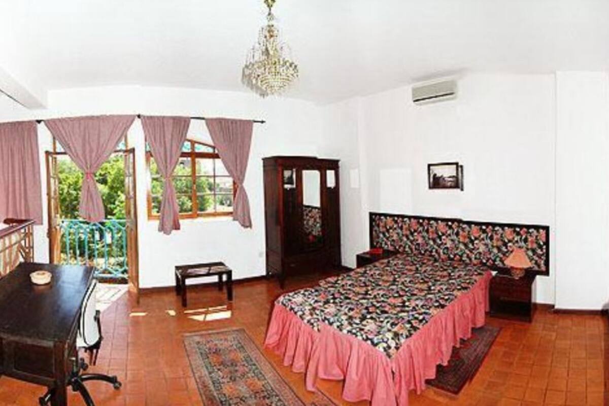 Suite, no fumadores | Caja fuerte, escritorio, cortinas opacas y wifi gratis