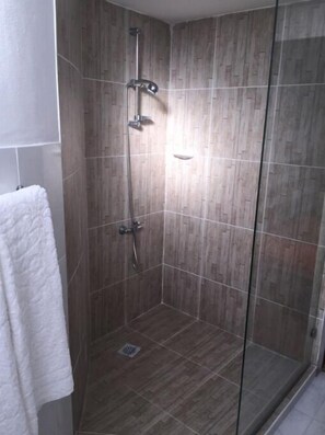 Shower, rainfall showerhead, towels, soap - Bed and breakfast Residencial Maravilha (São Vicente)