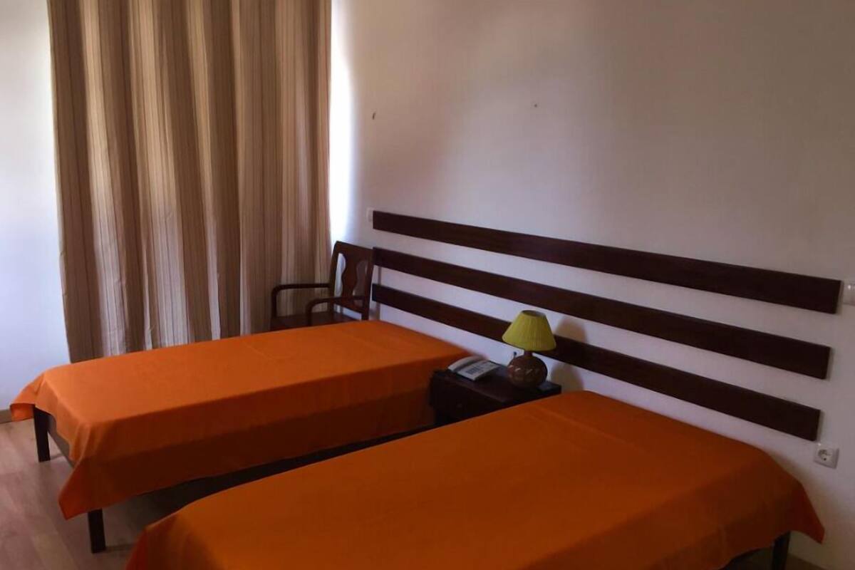 Caja fuerte, escritorio, cortinas opacas y wifi gratis
