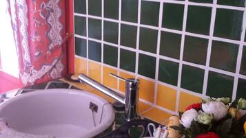 Triple Room (Chèvrefeuille) | Bathroom sink