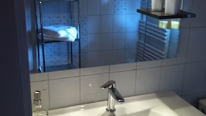 Zweibettzimmer (Lavande) | Waschbecken im Bad