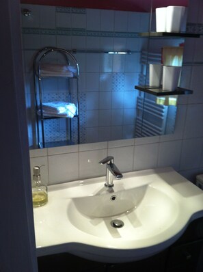 Twin Room (Lavande) | Bathroom sink - La Magne Chambres d'Hôtes (Nîmes)