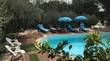 Kolam renang outdoor, dengan payung kolam renang dan kursi berjemur