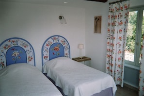 Twin Room (Lavande) | Individually decorated, individually furnished, blackout drapes - La Magne Chambres d'Hôtes (Nîmes)