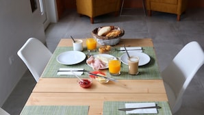 Breakfast meal - Alto Mar Inn (Lagos)