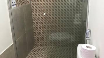 Quarto casal | Banheiro | Chuveiro, secador de cabelo (mediante solicitação), toalhas de banho