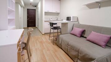 Kamar Quadruple Standar | Tirai kedap cahaya, kedap suara, setrika/meja setrika, dan Wi-Fi gratis