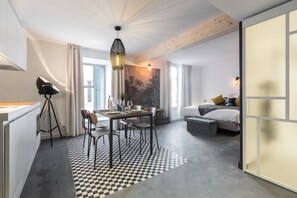102-cm Smart TV with digital channels, TV - L'Abeille Boutique Apartments (Nice)