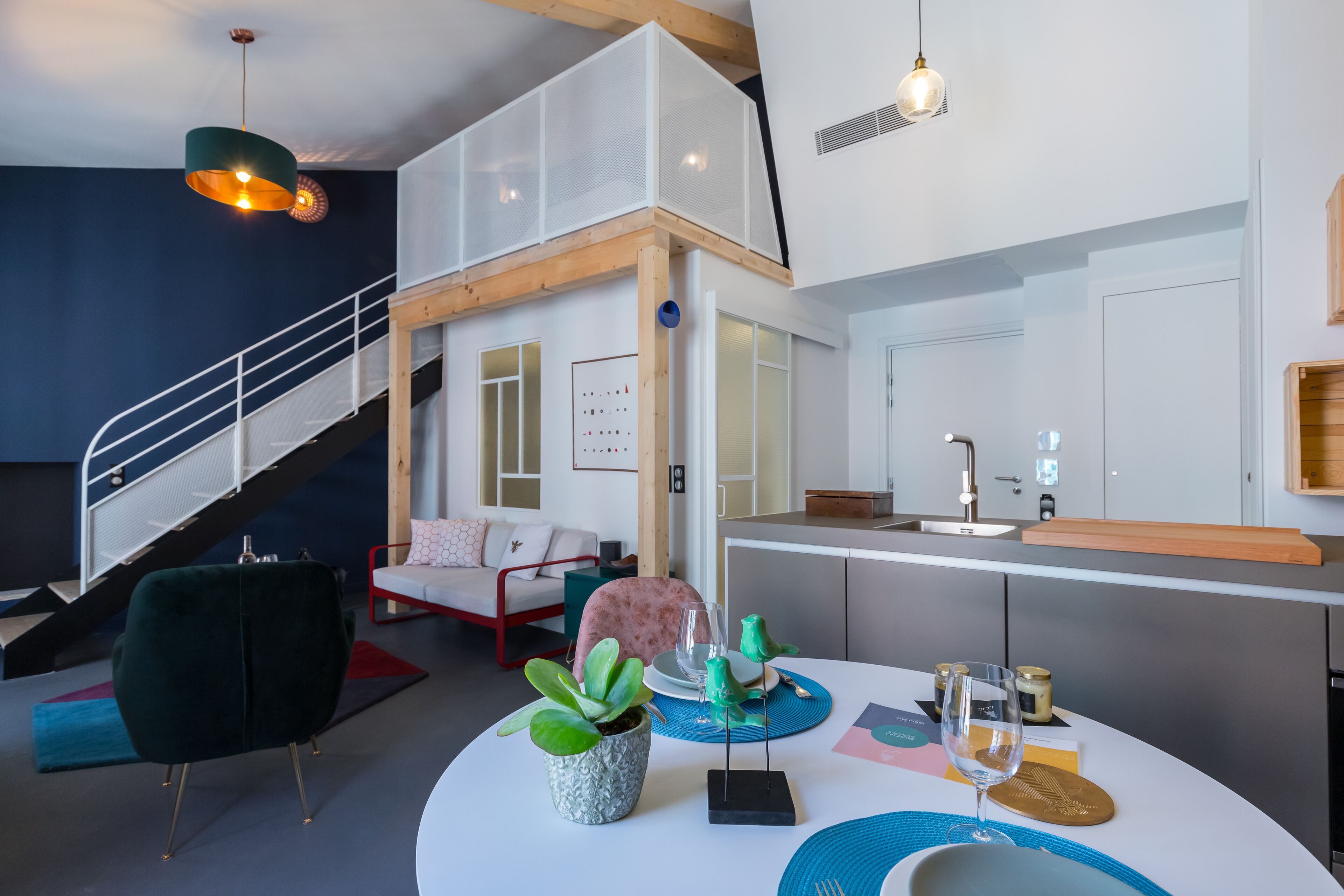 Een modern interieur met een trap, een eethoek en een keuken.