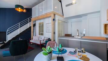 Een modern interieur met een trap, een eethoek en een keuken.