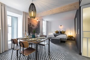 102-cm Smart TV with digital channels, TV - L'Abeille Boutique Apartments (Nice)