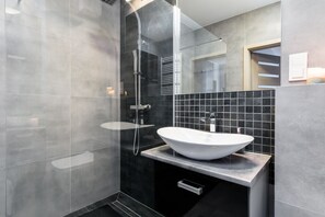 Apartamento grand, 2 quartos | Banheiro | Chuveiro, toalhas de banho, sabonete, papel higiênico
