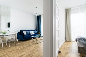 Elite-Apartment, 1 Schlafzimmer | Wohnbereich | Flachbildfernseher
