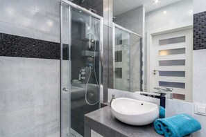 Apartment, 1 Bedroom | Bathroom | Shower, towels, soap, toilet paper - Elite Apartments Długa Grobla (Gdansk)