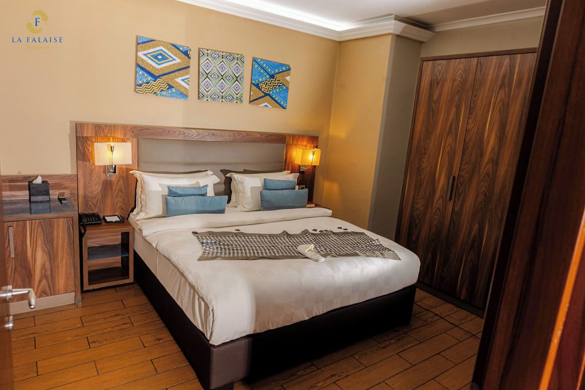 Executive Apartment, 2 Bedrooms | Hypo-allergenic bedding, Tempur-Pedic beds, minibar, in-room safe