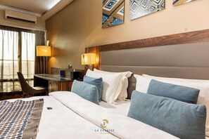 Departamento ejecutivo, 2 habitaciones | Ropa de cama hipoalergénica, camas Tempur-Pedic y minibar 