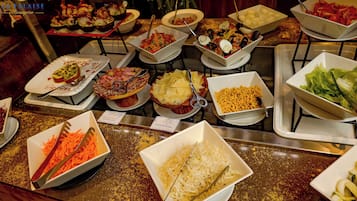 Se ofrece un desayuno bufé todos los días (por un coste adicional)