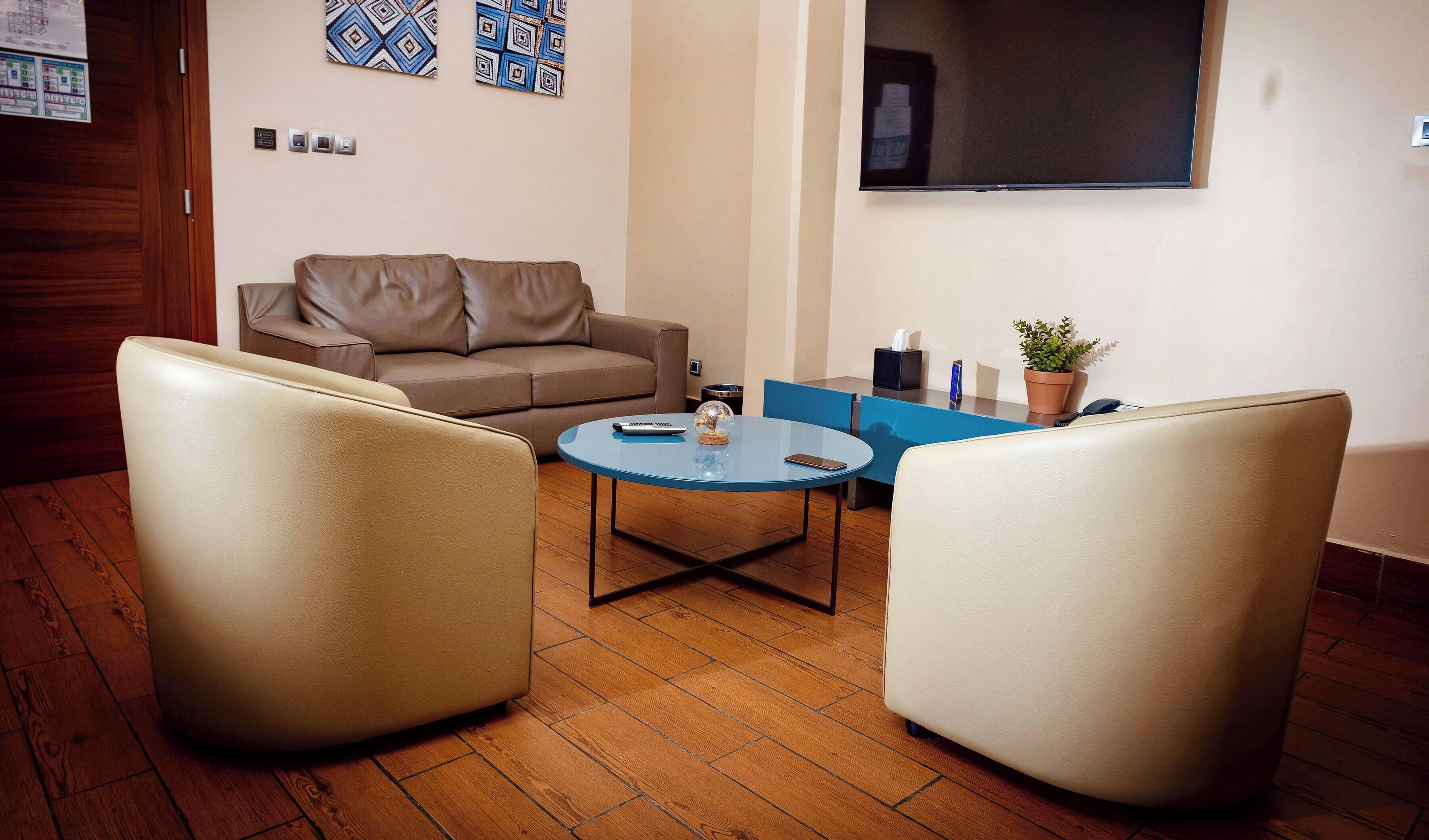 Appartamento Executive, 2 camere da letto | Area soggiorno | TV a schermo piatto 32 pollici con canali satellitari, TV