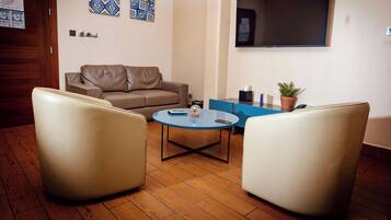 Appartamento Executive, 2 camere da letto | Area soggiorno | TV a schermo piatto 32 pollici con canali satellitari, TV
