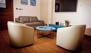 Executive Apartment, 2 Bedrooms | Living area | 32-inch flat-screen TV with satellite channels, TV - Hotel La Falaise Bonapriso (Douala)