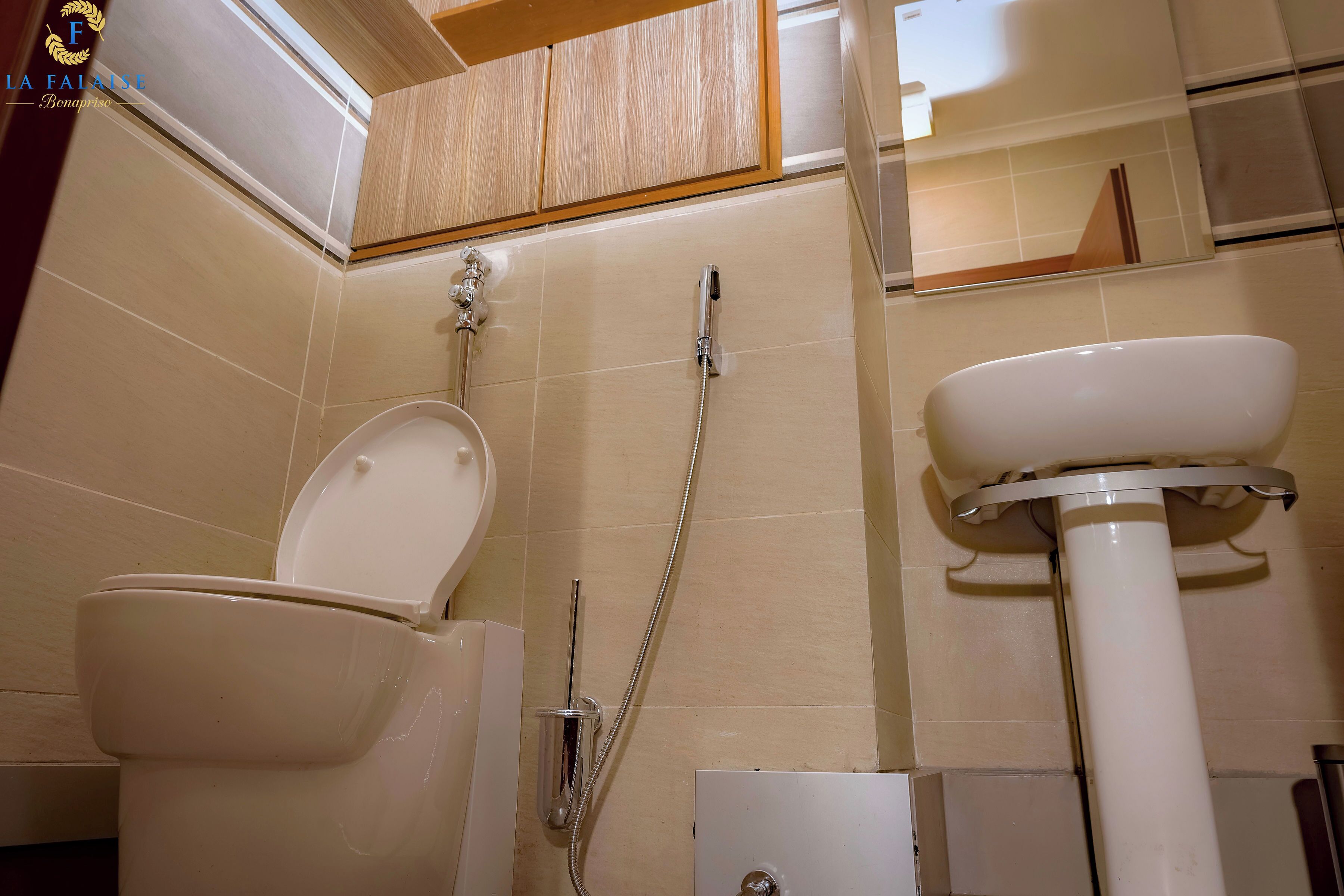 Un baño con inodoro, ducha y lavamanos.