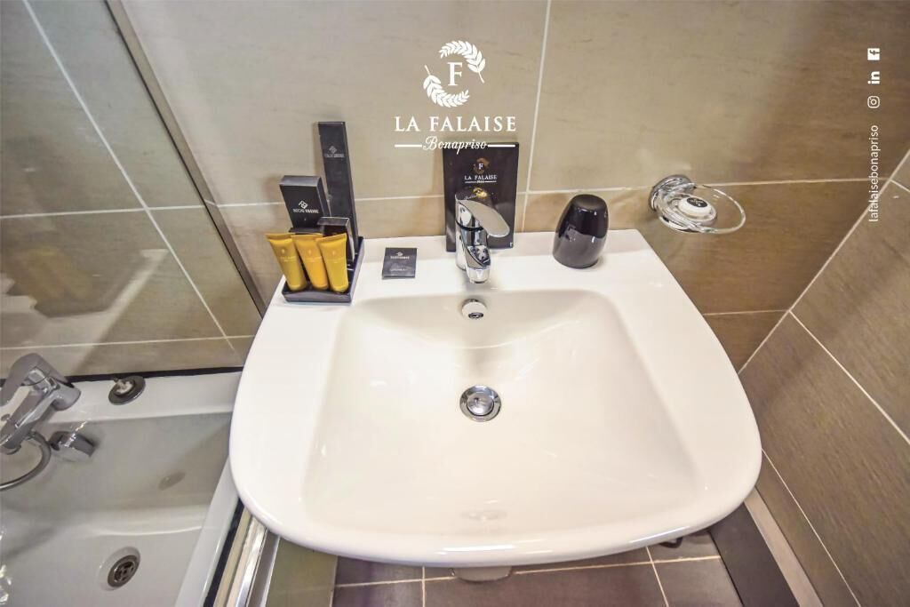 combined shower/bathtub, deep-soaking bathtub, rainfall showerhead