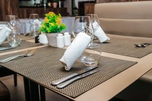 Petit déjeuner, déjeuner et dîner servis sur place