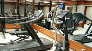 A gym with multiple treadmills and exercise equipment. - Hotel La Falaise Bonapriso (Douala)