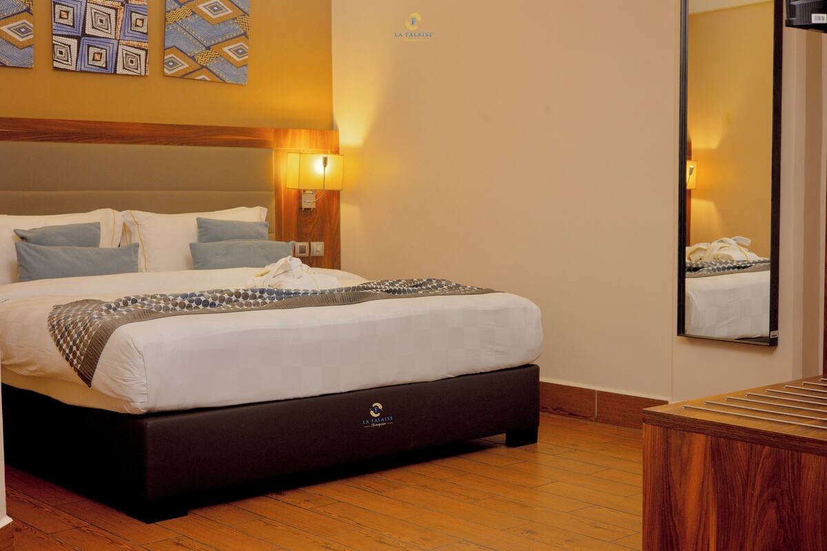 Deluxe Suite | Hypo-allergenic bedding, Tempur-Pedic beds, minibar, in-room safe