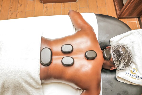 A massage therapy session with a headrest and a towel. - Hotel La Falaise Bonapriso (Douala)