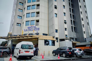 A hotel with a modern facade, multiple windows, and a sign indicating it is the Hotel La Faïle. - Hotel La Falaise Bonapriso (Douala)