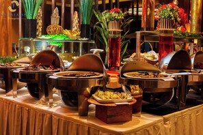 A buffet setup with various food stations. - Hotel La Falaise Bonapriso (Douala)