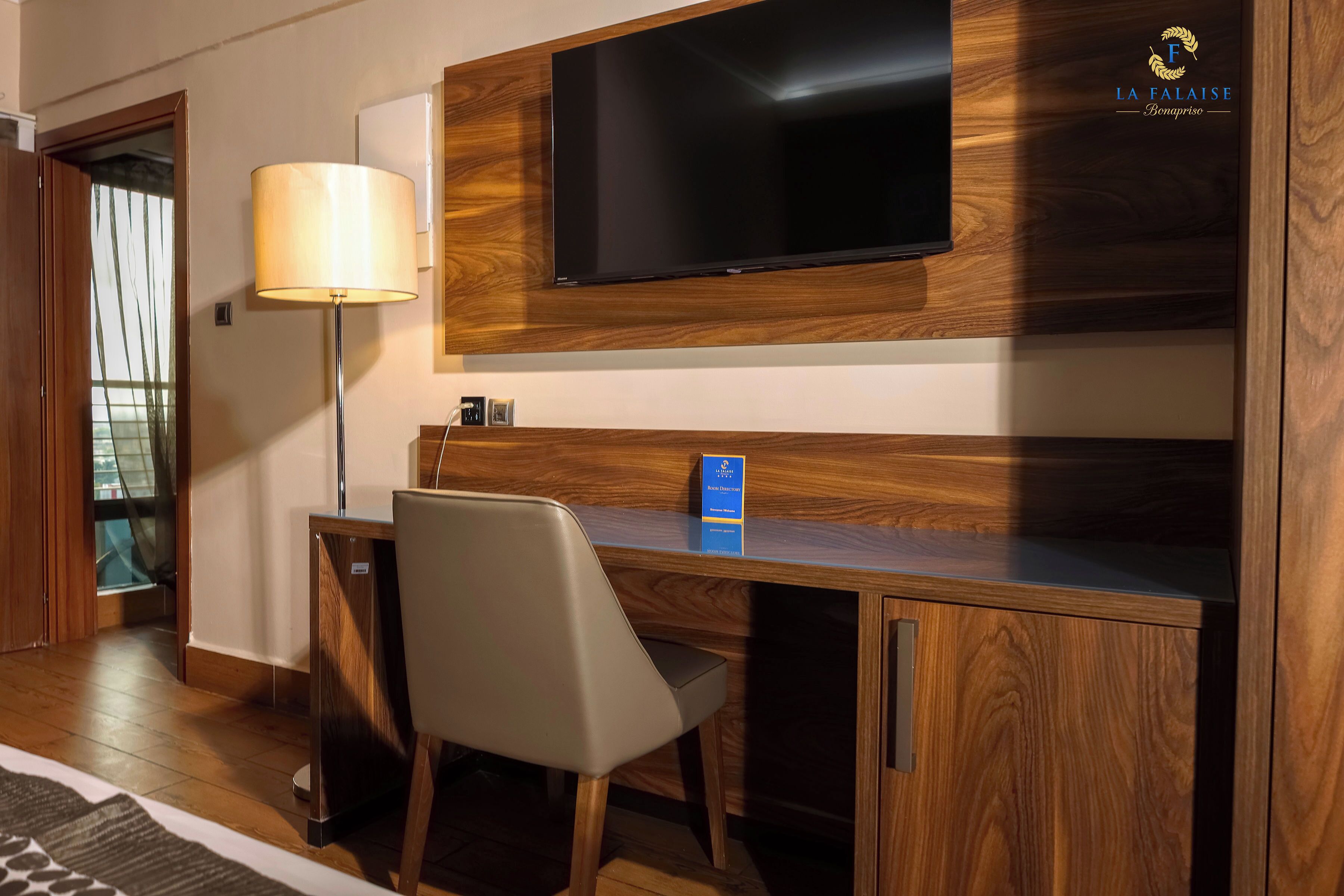 Deluxe Apartment, 2 Bedrooms, Kitchenette | Hypo-allergenic bedding available, Tempur-Pedic beds, minibar