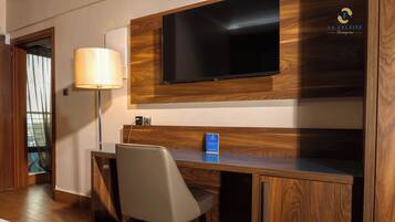 Deluxe Apartment, 2 Bedrooms, Kitchenette | Hypo-allergenic bedding available, Tempur-Pedic beds, minibar