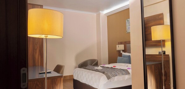Departamento Deluxe, 2 habitaciones, cocineta | Ropa de cama hipoalergénica, camas Tempur-Pedic y minibar