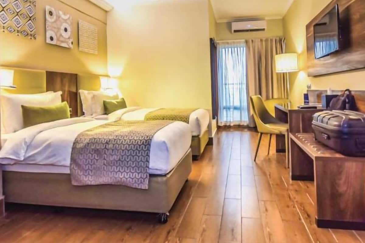 1 bedroom, hypo-allergenic bedding, tempur-pedic beds, minibar