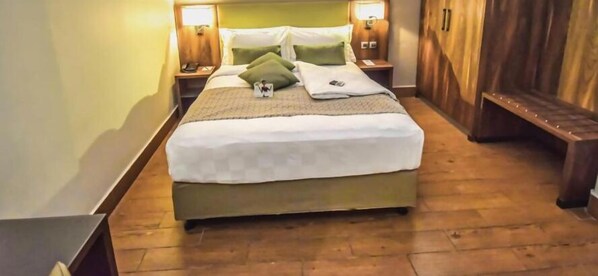 1 bedroom, hypo-allergenic bedding, Tempur-Pedic beds, minibar