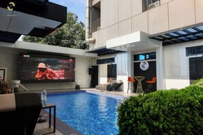Outdoor pool, sun loungers - Hotel La Falaise Bonapriso (Douala)