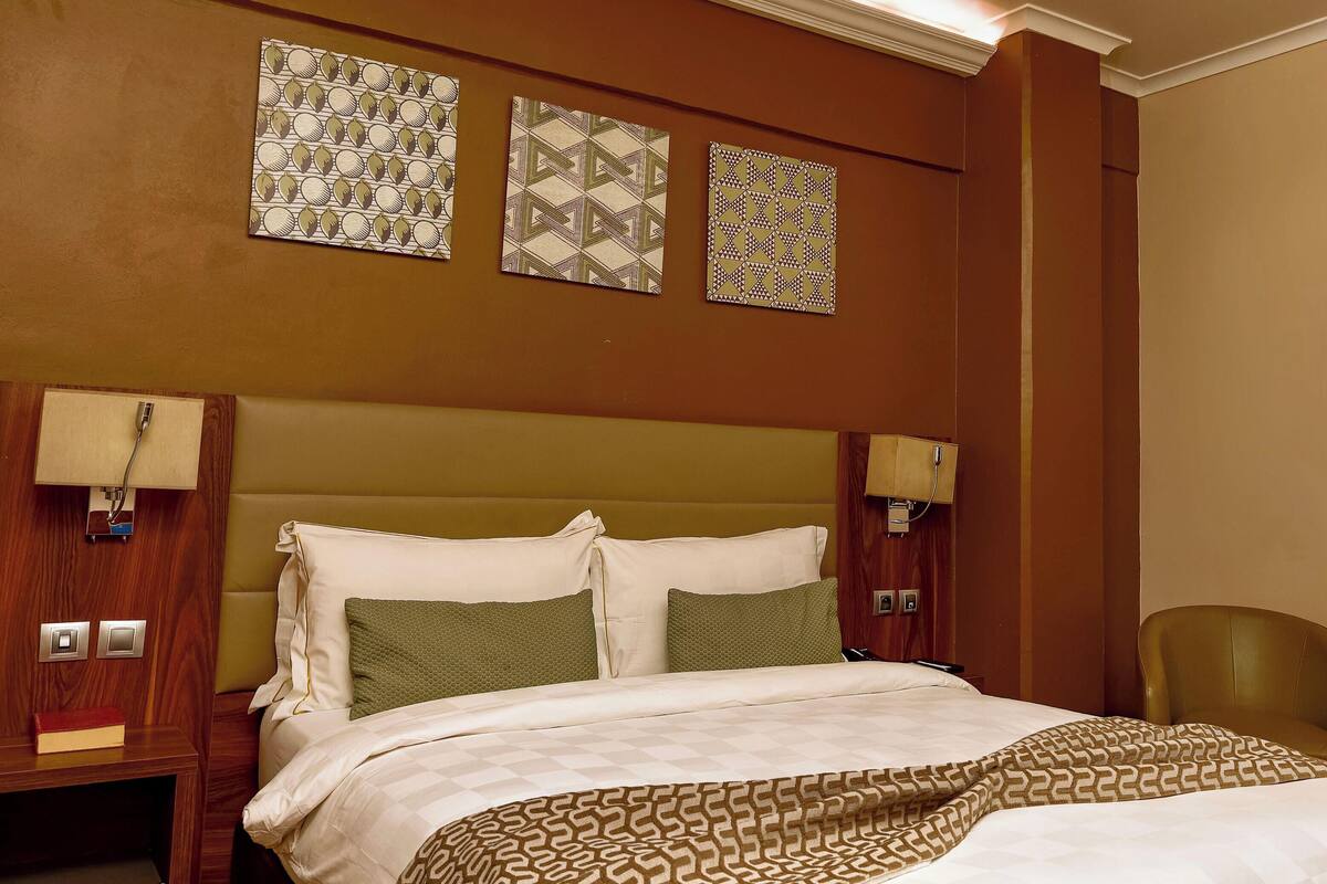 Deluxe Room | Hypo-allergenic bedding available, Tempur-Pedic beds, minibar