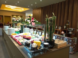 Breakfast, lunch, dinner and brunch served - Hotel La Falaise Bonapriso (Douala)