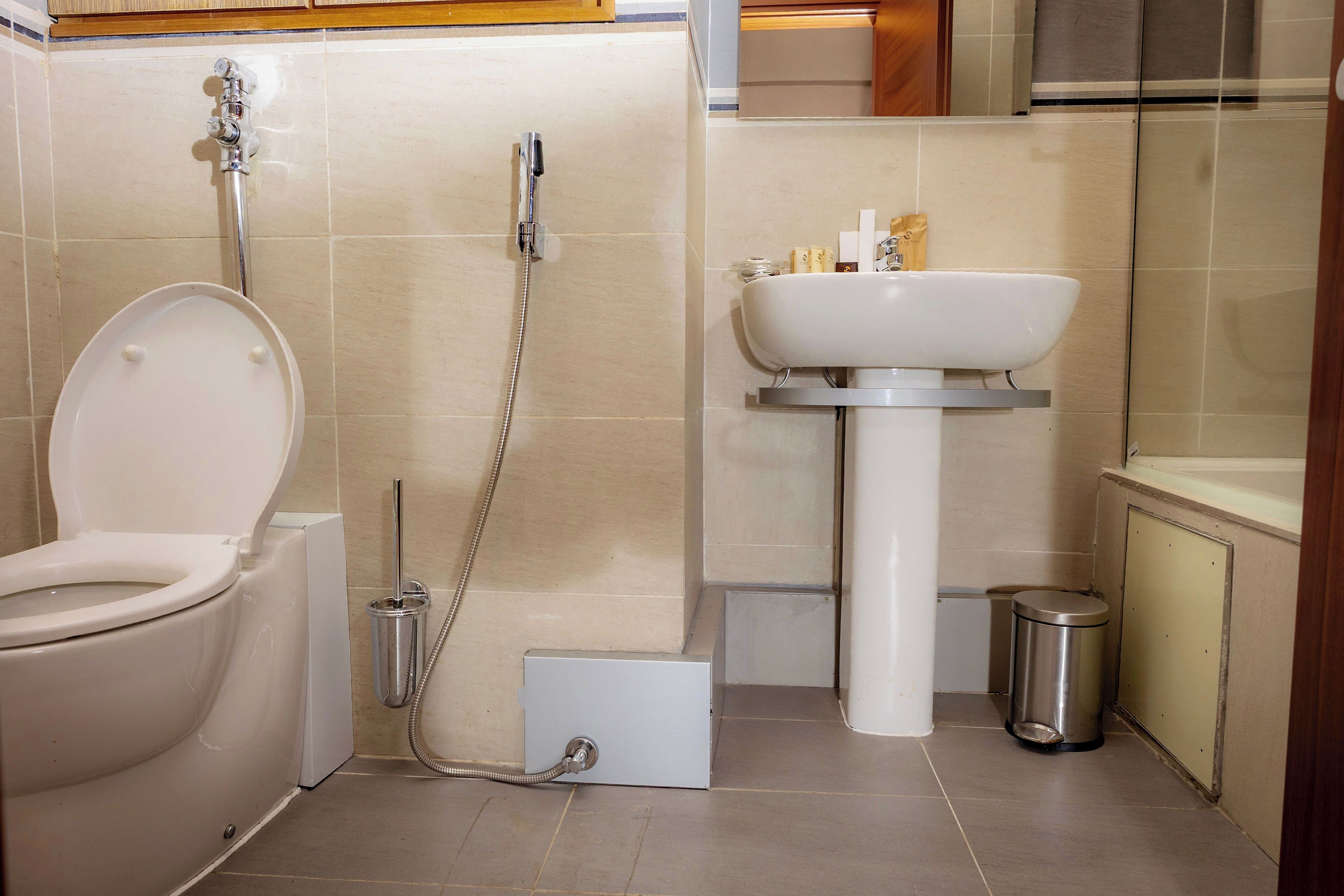 Apartamento ejecutivo, 2 habitaciones | Baño | Ducha y bañera combinadas y bañera profunda