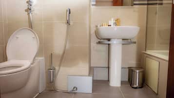 Apartamento ejecutivo, 2 habitaciones | Baño | Ducha y bañera combinadas y bañera profunda